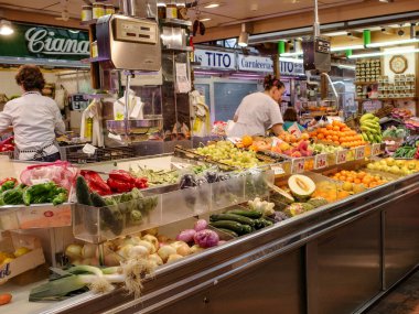 Santander, İspanya - 31 Ekim 2022: Mercado de la Esperanza, Santander, Cantabria 'da taze meyve ve sebzeler satılıyor