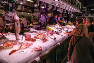 Santander, İspanya - 31 Ekim 2022: Mercado de la Esperanza, Santander, Cantabria 'da taze balık ve deniz ürünleri indirimde