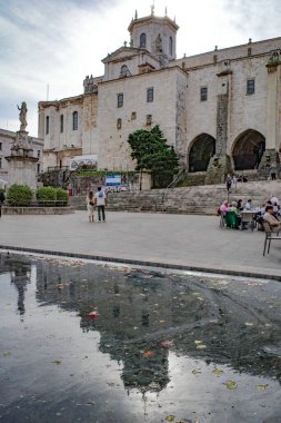 Santander, İspanya - 31 Ekim 2022: Santander, Cantabria Katedrali 'nin Gotik dış yüzeyi, İspanya