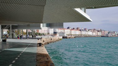 Santander, İspanya - 31 Ekim 2022: Centro Botin Sanat Merkezi 'nin Santander limanı ve şehir duvarları. Santander, Cantabria