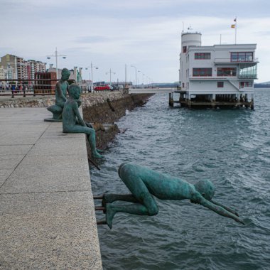 Santander, İspanya - 31 Ekim 2022: Santander, Cantabria gezinti alanında Los Raqueros heykeli