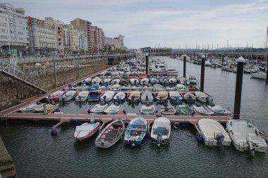 Santander, İspanya - 31 Ekim 2022: Santander, Cantabria 'daki limanda tekneler