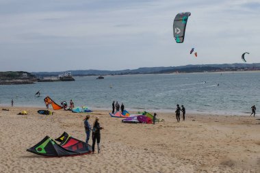 Santander, İspanya - 31 Ekim 2022: Uçurtma sörfçüleri ve yüzüleri Playa de los Peligros plajı, Santander, Cantabria