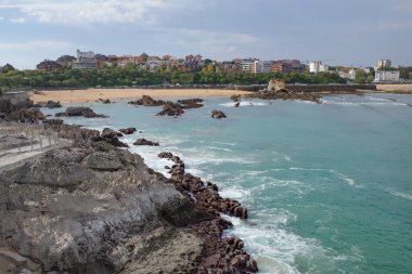 Santander, İspanya - 31 Ekim 2022: Magdalena Yarımadası ve Playa del Camello, Santander, Cantabria kıyılarında kaya oluşumları
