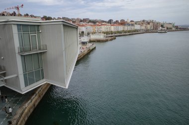 Santander, İspanya - 31 Ekim 2022: Centro Botin Sanat Merkezi 'nin Santander limanı ve şehir duvarları. Santander, Cantabria