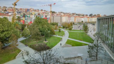 Santander, İspanya - 31 Ekim 2022: Centro Botin Sanat Merkezi 'nin Santander limanı ve şehir duvarları. Santander, Cantabria