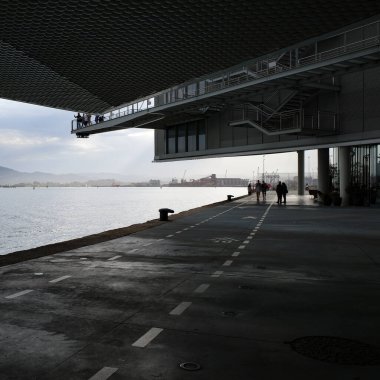 Santander, İspanya - 31 Ekim 2022: Centro Botin Sanat Merkezi 'nin Santander limanı ve şehir duvarları. Santander, Cantabria