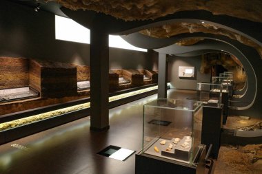 Santander, İspanya - 29 Ekim 2022: Antik mezar taşları ve tarihi eserler Cantabria Tarih Öncesi ve Arkeoloji Müzesinde sergileniyor