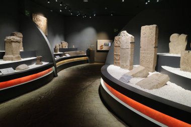 Santander, İspanya - 29 Ekim 2022: Antik mezar taşları ve tarihi eserler Cantabria Tarih Öncesi ve Arkeoloji Müzesinde sergileniyor