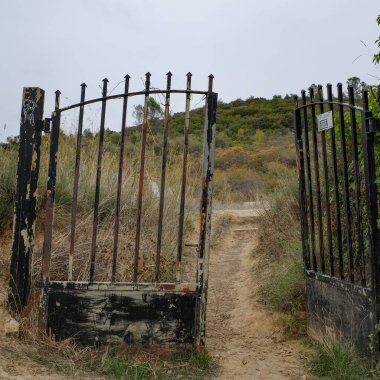 Estella, İspanya - 30 Ekim 2022: Parque de los Desvelados, dev kafatasları ve harabe araçlarla açık hava sanat kurulumu