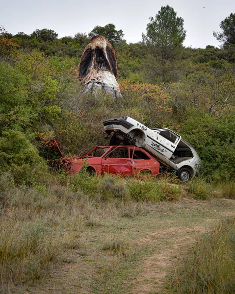 西班牙埃斯特拉 2022年10月30日 Parque Los Desvelados 一个装有巨大骷髅和被毁车辆的露天艺术设施 — 图库照片