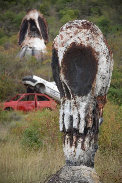 西班牙埃斯特拉 2022年10月30日 Parque Los Desvelados 一个装有巨大骷髅和被毁车辆的露天艺术设施 — 图库照片