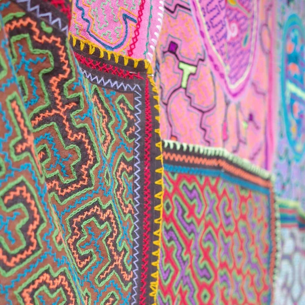 在秘鲁伊基托斯市场上出售的亚马逊河流域土生土长的编织和纺织品设计 — 图库照片