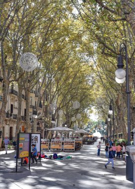 Palma de Mallorca, İspanya - 7 Kasım 2022: Paseo del Born Bulvarı 'nda yayalar