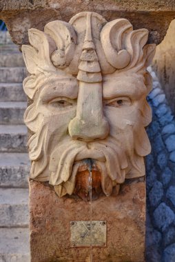 Palma de Mallorca, İspanya - 7 Kasım 2022: La Almudaina Kraliyet Sarayı merdivenlerinde Gargoyle Çeşmeleri