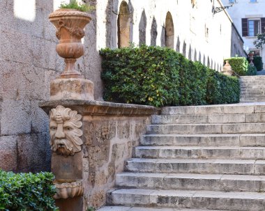 Palma de Mallorca, İspanya - 7 Kasım 2022: La Almudaina Kraliyet Sarayı merdivenlerinde Gargoyle Çeşmeleri