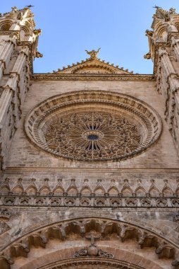 Palma de Mallorca, 7 Kasım 2022: Santa Maria de Mallorca Katedral Bazilikasının giriş kapısı