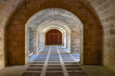 Palma de Mallorca, İspanya - 7 Kasım 2022: La Almudaina Kraliyet Sarayı 'nın dış duvarına tünel