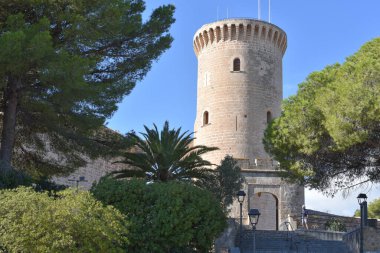 Palma, İspanya - 8 Kasım 2022: Mallorca 'nın başkenti Palma' ya bakan Bellver Kalesi 'nde Torre de Homenaje