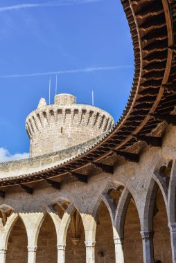 Palma, İspanya - 8 Kasım 2022: Castel de Bellver, Mallorca 'ya bakan dairesel bir kale.