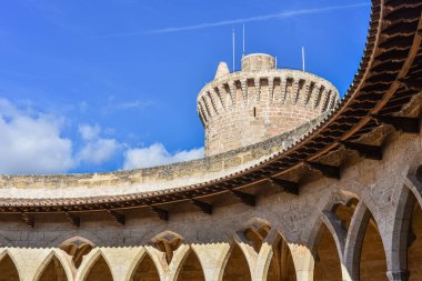 Palma, İspanya - 8 Kasım 2022: Castel de Bellver, Mallorca 'ya bakan dairesel bir kale.