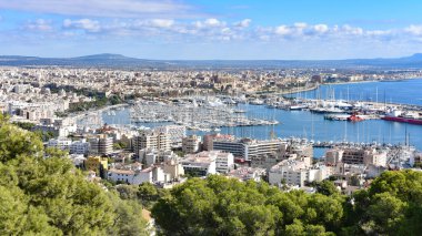 Palma de Mallorca, İspanya - 8 Kasım 2022: Castell de Bellver 'den Palma' nın panoramik manzarası