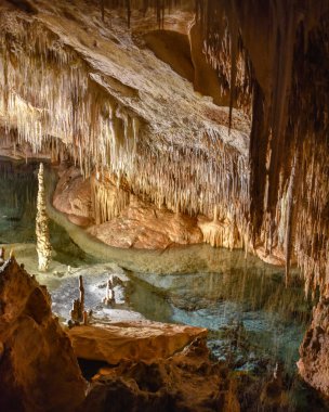 Porto Cristo, Mallorca, İspanya - 9 Kasım 2022: Cuevas del Drach 'taki yeraltı mağaraları