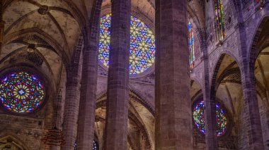 Palma de Mallorca, İspanya - 10 Kasım 2022: Palma Seo Katedrali Bazilikası İçi