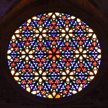Palma, Mallorca, İspanya - 10 Kasım 2022: Palma Katedrali 'ndeki renkli vitraylı pencere