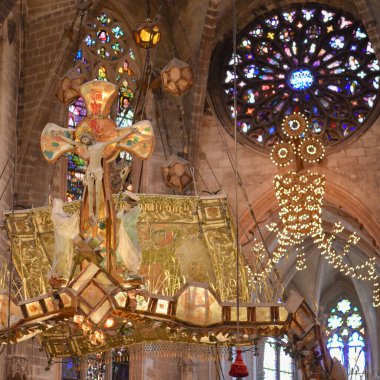 Palma de Mallorca, İspanya - 10 Kasım 2022: Gaudi Altar 'ı Palma Seo Katedrali Bazilikası' nda tasarladı.