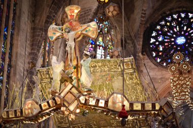 Palma de Mallorca, İspanya - 10 Kasım 2022: Gaudi Altar 'ı Palma Seo Katedrali Bazilikası' nda tasarladı.