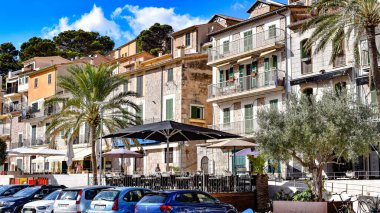 Port de Soller, Mallorca, İspanya - 11 Kasım 2022: Port de Soller körfezindeki liman manzarası