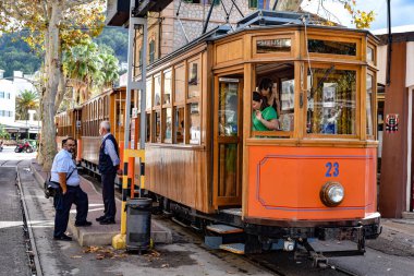 Port de Soller, Mallorca, İspanya - 11 Kasım 2022: Ferrocarril Tram treni Soller kasabasında