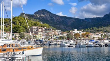 Port de Soller, Mallorca, İspanya - 11 Kasım 2022: Port de Soller körfezindeki liman manzarası