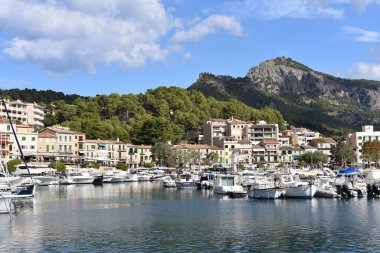 Port de Soller, Mallorca, İspanya - 11 Kasım 2022: Port de Soller körfezindeki liman manzarası
