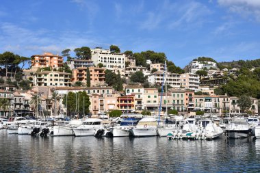 Port de Soller, Mallorca, İspanya - 11 Kasım 2022: Port de Soller körfezindeki liman manzarası