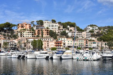 Port de Soller, Mallorca, İspanya - 11 Kasım 2022: Port de Soller körfezindeki liman manzarası