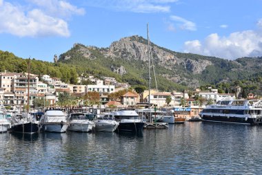 Port de Soller, Mallorca, İspanya - 11 Kasım 2022: Port de Soller körfezindeki liman manzarası