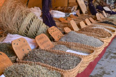 Pollensa, Mallorca, İspanya - 12 Kasım 2022: Pollensa 'da bir pazarda kurutulmuş ot ve baharatlar