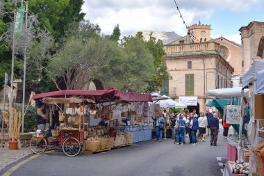 Pollensa, Mallorca, İspanya - 12 Kasım 2022: Pollensa sokaklarındaki yerel artesan pazarı