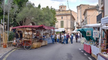 Pollensa, Mallorca, İspanya - 12 Kasım 2022: Pollensa sokaklarındaki yerel artesan pazarı