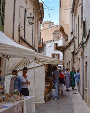 Pollensa, Mallorca, İspanya - 12 Kasım 2022: Pollensa sokaklarındaki yerel artesan pazarı