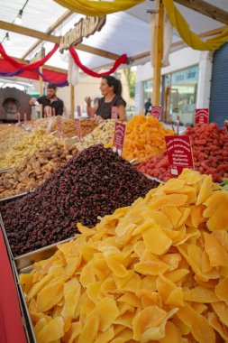 Pollensa, Mallorca, İspanya - 12 Kasım 2022: Pollensa 'da bir pazarda kurutulmuş meyve