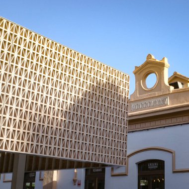 Palma de Mallorca, İspanya - 12 Kasım 2022: Palma 'daki ana ulaşım merkezi Intermodal istasyonuna giriş