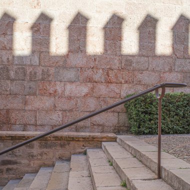 Palma de Mallorca, İspanya - 7 Kasım 2022: La Almudaina Kraliyet Sarayı 'nın kuleleri ve dış duvarları