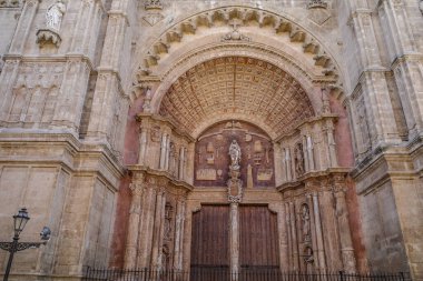 Palma de Mallorca, 7 Kasım 2022: Santa Maria de Mallorca Katedral Bazilikasının giriş kapısı