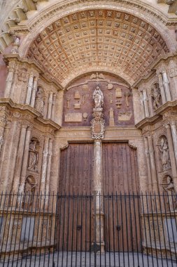 Palma de Mallorca, 7 Kasım 2022: Santa Maria de Mallorca Katedral Bazilikasının giriş kapısı