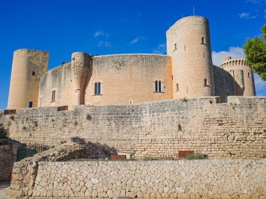 Palma, İspanya - 8 Kasım 2022: Castel de Bellver, Mallorca 'ya bakan dairesel bir kale.