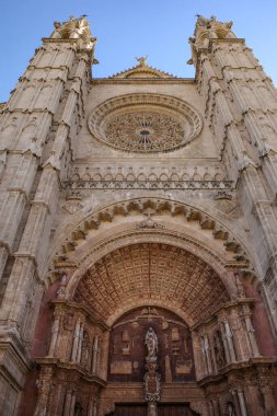 Palma de Mallorca, 7 Kasım 2022: Santa Maria de Mallorca Katedral Bazilikasının giriş kapısı