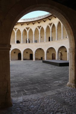 Palma, İspanya - 8 Kasım 2022: Castel de Bellver, Mallorca 'ya bakan dairesel bir kale.
